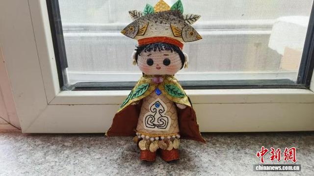 赵同华创新设计赫哲族鱼皮手工艺品。 赵同华 摄